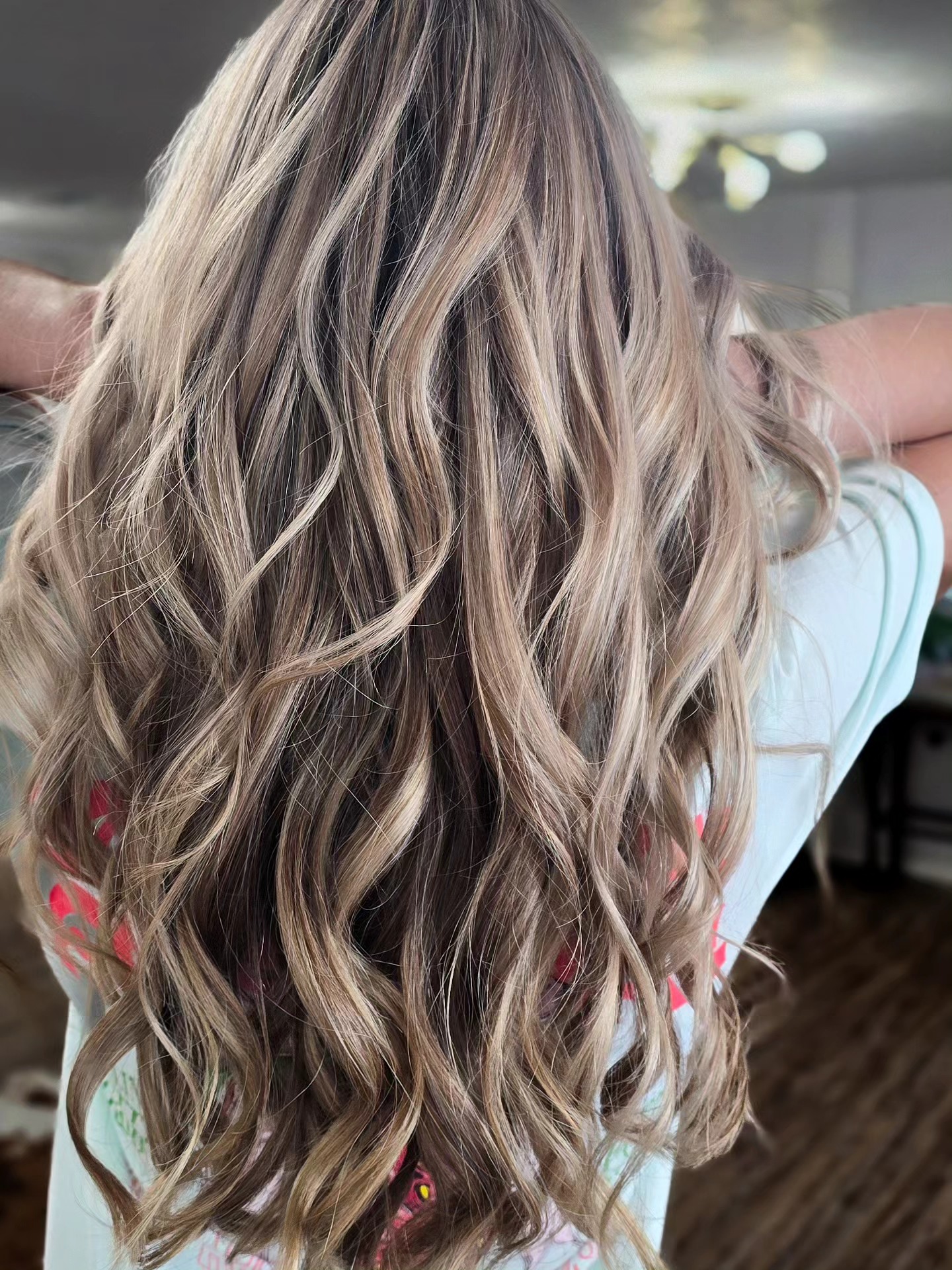 Brunette balayage with blonde highlights and loose waves